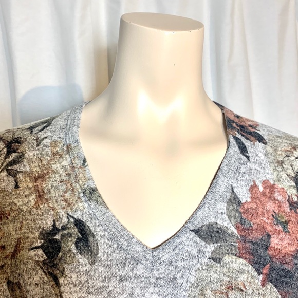 3/$30 Live in the Moment Grey Floral Sweater Sz S - Picture 2 of 11